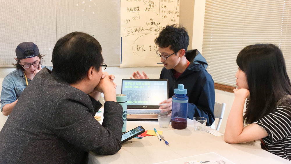 （導師來到現場提供學員意見）