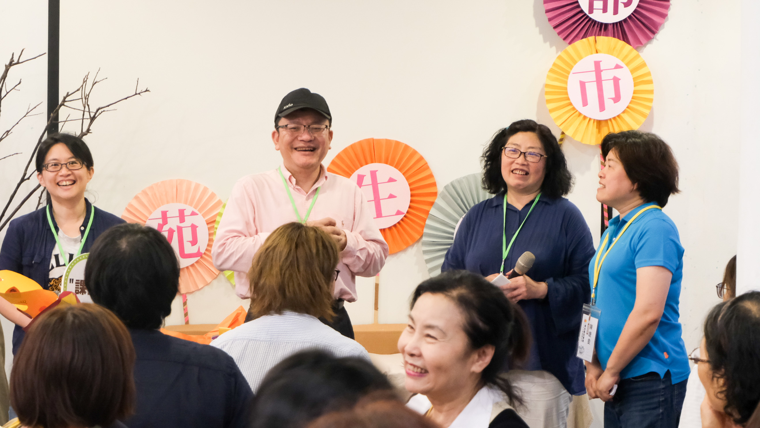 （都市更新處方處長（左二）與胡科長（左一）也出現在始業式 Open Party，向大家說明都市再生學苑的理念。）