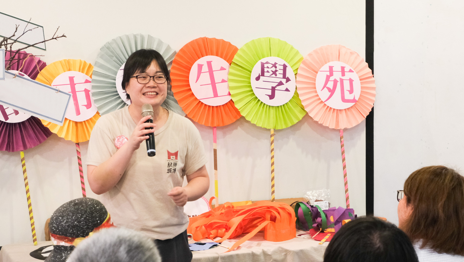 （萬華社區小學的陳德君老師向大家介紹艋舺城市博物館的實習內容。）