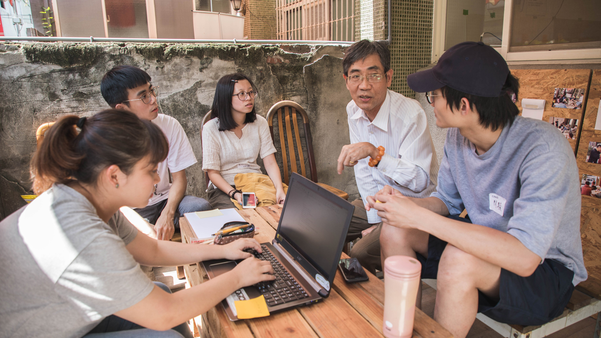 （邀請居民來小公寓訪談，希望更加瞭解使用者的想法）