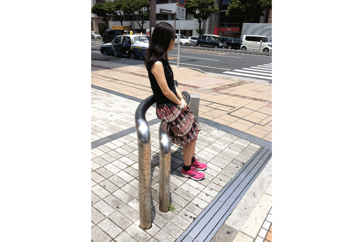 (日本在一些街道或公共場所設有欄杆式暫歇設計)