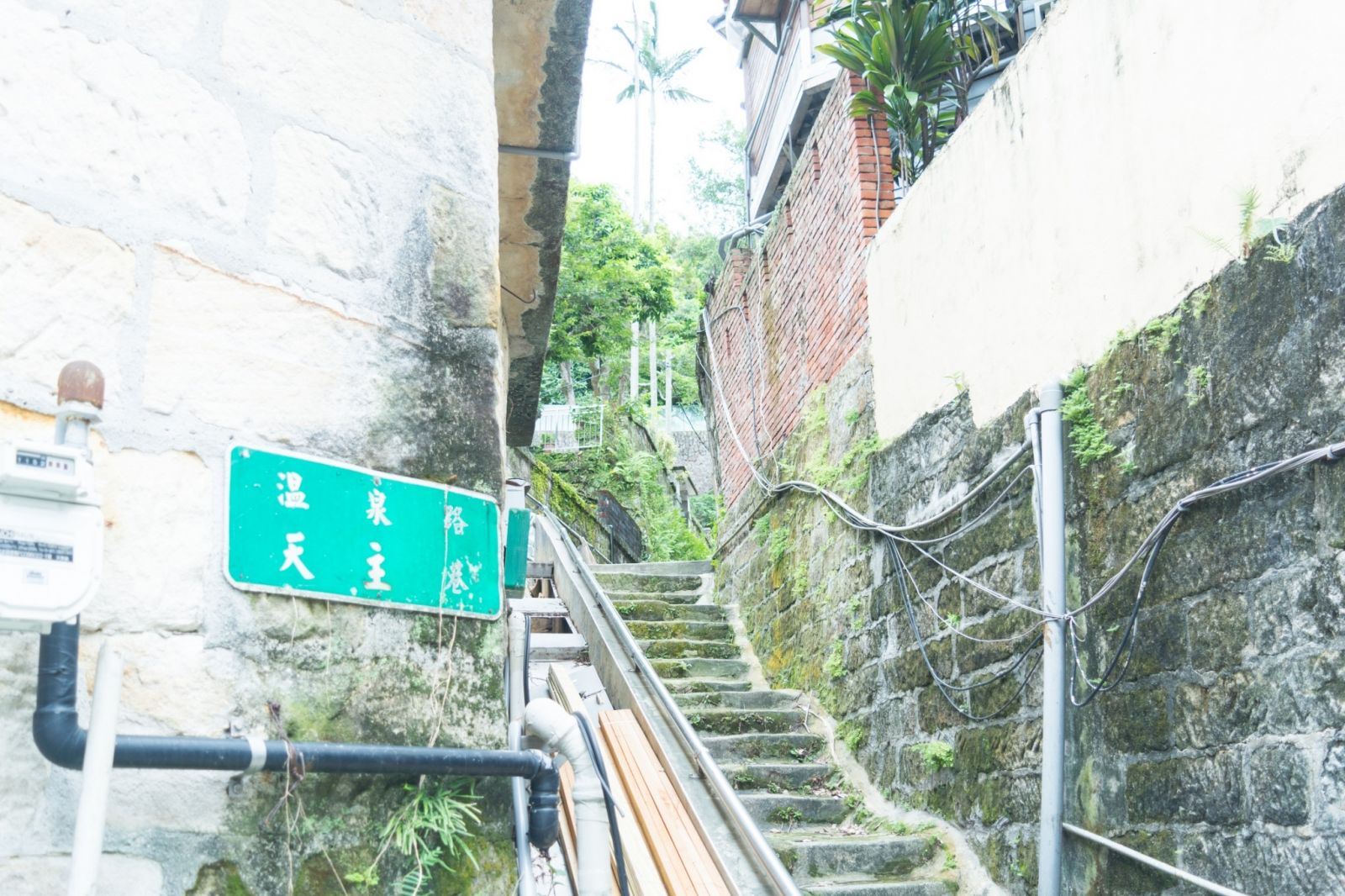（北投的文字巷有些已改名，現存的多達 13 條—新北投錫安巷、新建巷、天主巷、光華巷、香丘巷、康樂巷、華南巷、杏林巷、湯元巷、銀光巷；舊北投新生巷、民生巷、怡和巷…你去過哪一條呢？下次經過的時候不妨留意一下吧！）